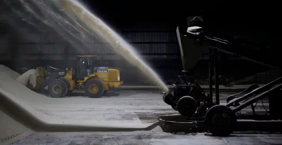 Restrição na oferta impulsiona preço do açúcar após maior queda em um ano |Preços do açúcar subiram até 2,2% em Nova York nesta segunda (22) (Foto: Bloomberg)