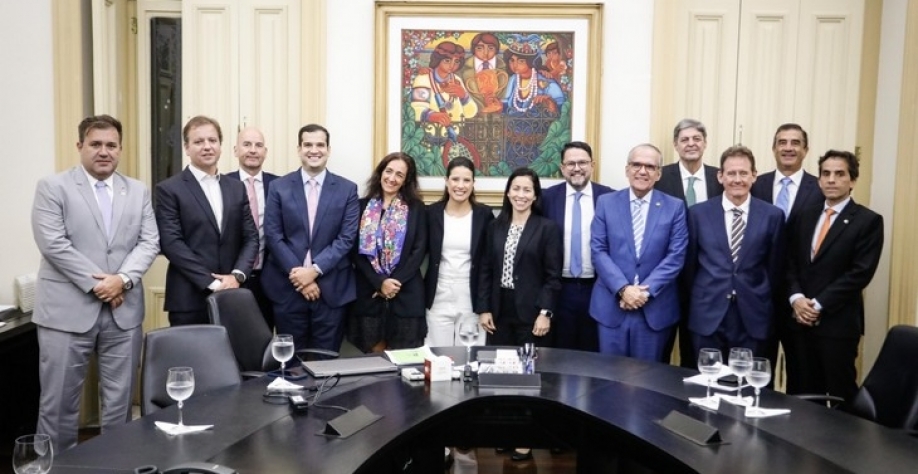 Presidente da NovaBio/ Sindaçúcar-PE, Renato Cunha (4º da dir. p/ esq), durante encontro entre a governadora de Pernambuco com representantes da Shell, Copergás, Oncorp e Porto de Suape – Foto: Hesíodo Góes / Secom