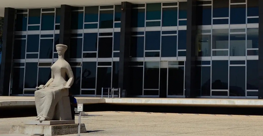 Escultura 'A Justiça' diante do edifício sede do Supremo Tribunal Federal, na Praça dos Três Poderes, em Brasília (Foto: Marcello Casal Jr/Agência Brasil)