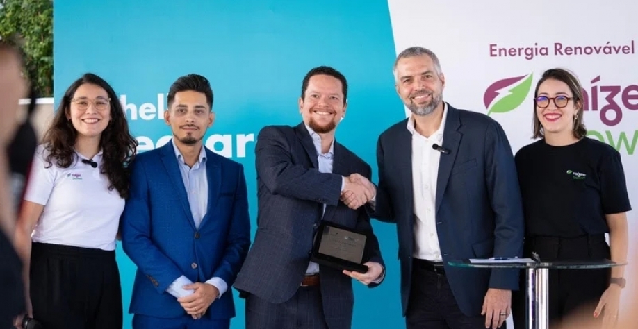 A partir da esquerda: Ana Kira, gerente de Mobilidade Elétrica da Raízen Power; Frederico Amaral, subsecretário de Atração de Investimentos da Sede-MG; Pedro Sena, superintendente de Política Minerária da Sede-MG; Rafael Rebello, diretor de Mobilidade Elé