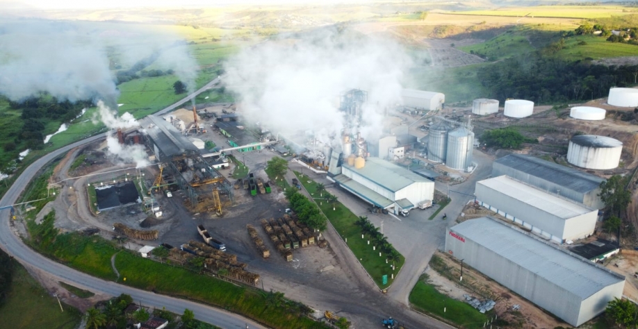 Na entressafra canavieira, área industrial da Pindorama segue a todo vapor, produz etanol de milho e de sorgo