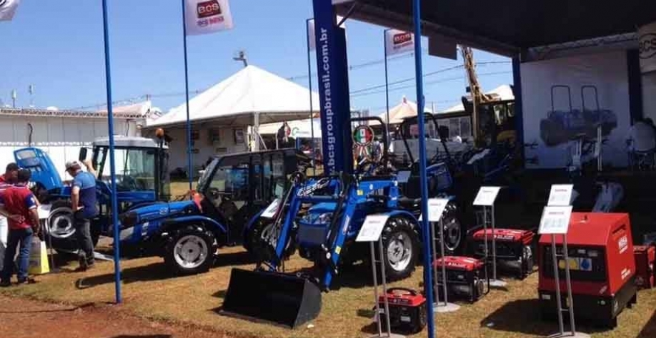 Máquinas expostas em feira agropecuária. Ano de 2024 ainda deve ser de queda nas vendas do segmento — Foto: Editora Globo/ Valter Silva