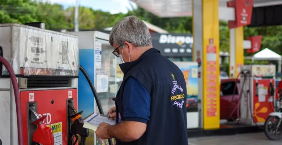 Fiscais do Procon vistoriam postos de combustíveis em Manaus. — Foto: Divulgação
