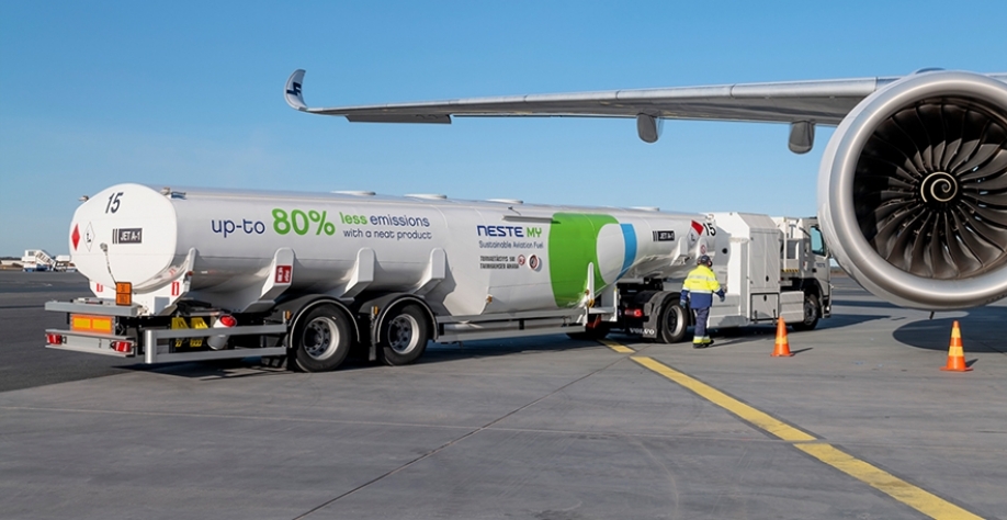 Caminhão tanque para abastecimento de aeronave com 80% de SAF (Foto: Divulgação Airbus)