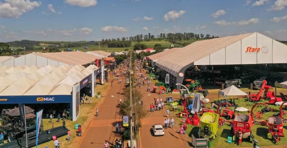 Estandes de maquinário na Agrishow. Produtores de culturas como algodão e arroz têm demandado equipamentos — Foto: Divulgação/Agrishow