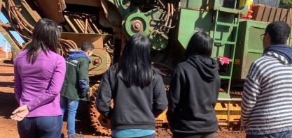 Jovens aprendizes participam de visita técnica à Alcoolvale
