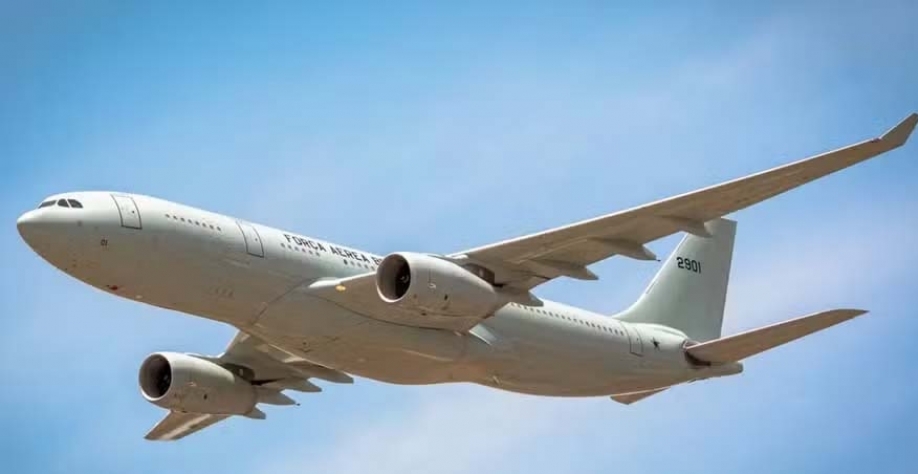 O combustível é peça central para a redução de emissão do setor aéreo, que tem meta de chegar até 2050 com emissão líquida zero de carbono — Foto: FAB/Divulgação