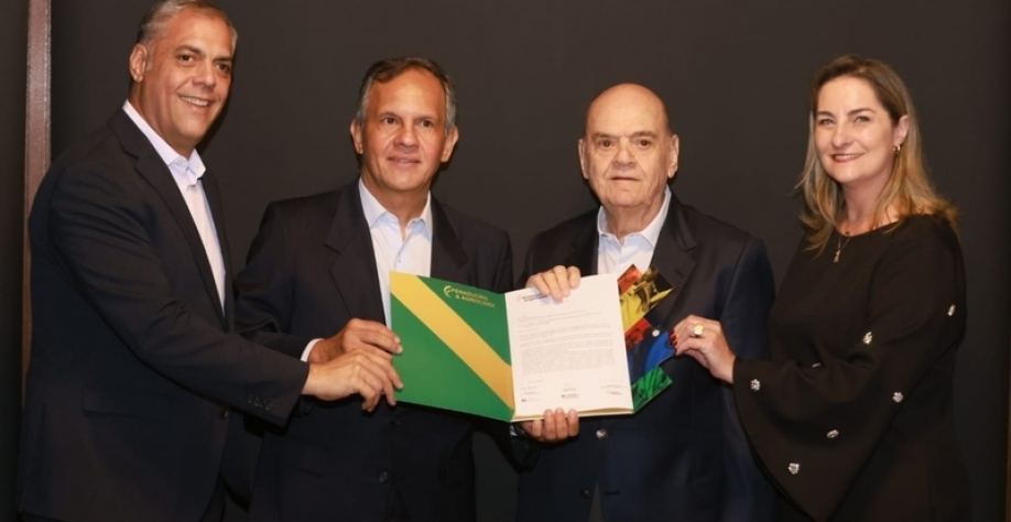 Carlos Ubiratan Garms foi empossado nesta segunda-feira (3) como presidente de honra da 30ª edição da Fenasucro & Agrocana  (Crédito: Rafael Cautella)