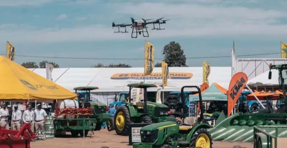 Robôs, drones e tratores sem motorista inauguram uma nova era na agricultura |Drone pulverizador em feira agrícola no México em 2022(Bloomberg/Jeoffrey Guillemard)