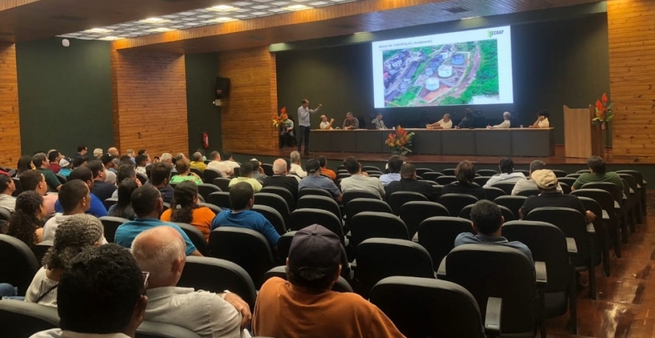 O presidente da Coaf, Alexandre Andrade Lima, apresenta dados aos cooperados