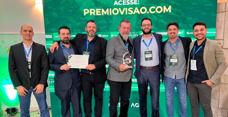 Da esq. para a direita: Luiz Zuculo, Gustavo Fregonez, Hamilton Angelo, Jean Lesur, Gustavo Oseliero, Italo Souza e Luis Felipe representando a Viterra na premiação. Foto: Viterra Bioenergia