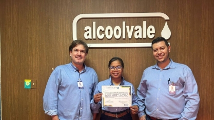 Alcoolvale: Colaboradora participa de treinamento de manutenção automotiva