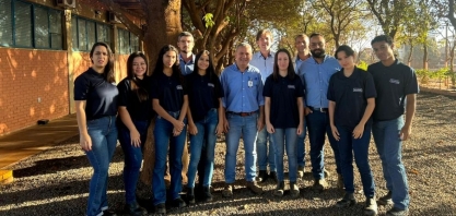 Jovens aprendizes industriais recebem uniformes e cadernos