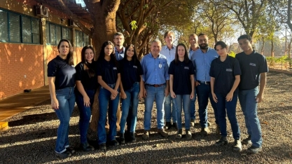 Jovens aprendizes industriais recebem uniformes e cadernos