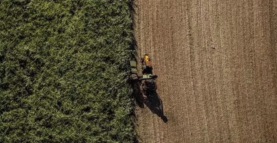 Governo também enfrenta uma ação direta de inconstitucionalidade que questiona o fundamento do RenovaBio, de obrigar as distribuidoras a comprar CBios — Foto: Globo Rural