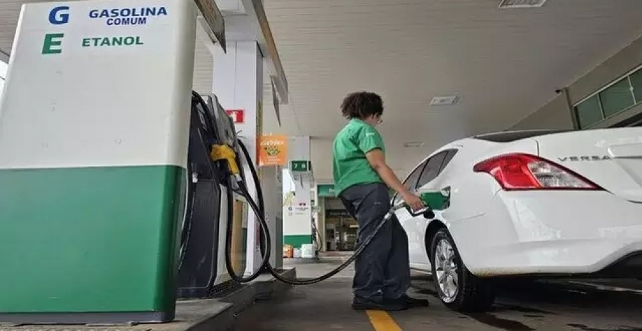 Frentista abastacendo carro em posto de combustível (Foto: Divulgação)