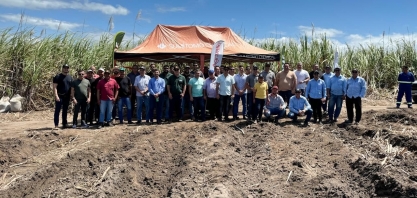 Demonstração de plantadeira de cana marca Dia de Campo no Engenho São José em Itambé