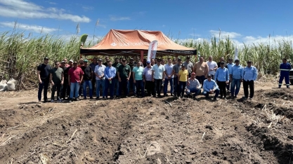 Demonstração de plantadeira de cana marca Dia de Campo no Engenho São José em Itambé