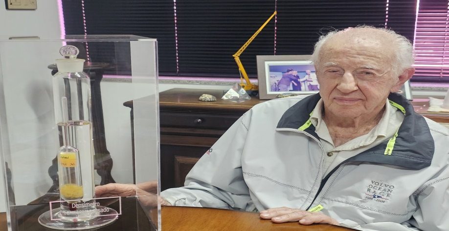 Luiz Antônio e o densímetro com correção automática, desenvolvido por ele para medir a qualidade do etanol, utilizado em todo o país