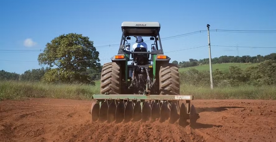 A indústria de tratores e colheitadeiras vendeu 5,2 mil unidades no mês passado, um volume 3,8% menor do que o de julho de 2023 — Foto: Tony Oliveira / CNA