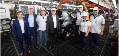 Vice-presidente Geraldo Alckmin realiza primeiro abastecimento 100% com etanol de veículos flex durante visita ao Polo Stellantis de Goiana