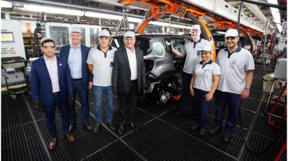 Vice-presidente Geraldo Alckmin realiza primeiro abastecimento 100% com etanol de veículos flex durante visita ao Polo Stellantis de Goiana