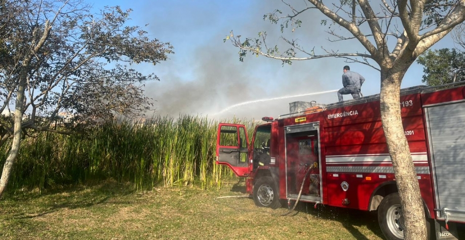 Bombeiros combatem incêndio na região de Ribeirão Preto. Defesa Civil