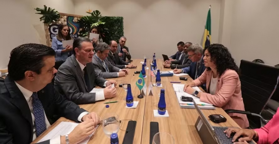 Ministro Fávaro em reunião com a vice-secretária de Agricultura dos EUA, Xochitl Small — Foto: Guilherme Martimon/MAPA