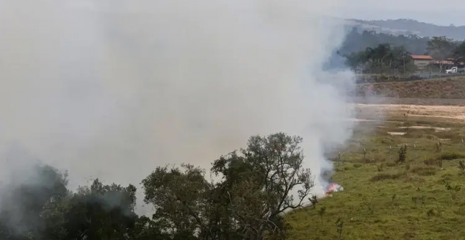 São Paulo (SP) 24/08/2024 - Foco de incêndio próximo a rodovia presidente Castelo Branco, o governo de São Paulo cria gabinete de crise para combate a incêndios Estradas são interditadas e 30 municípios estão em alerta máximo Foto: Paulo Pinto/Agência Bra