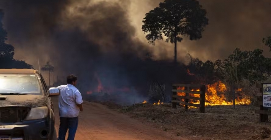 Incêndio em área próxima a assentamento em Mato Grosso — Foto: Fernando Martinho