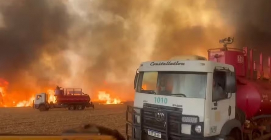 Caminhões-pipa foram utilizados no combate ao fogo em área de canavial — Foto: Divulgação/Canaoeste