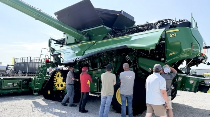 Tratores usados dominam a maior feira agrícola dos Estados Unidos