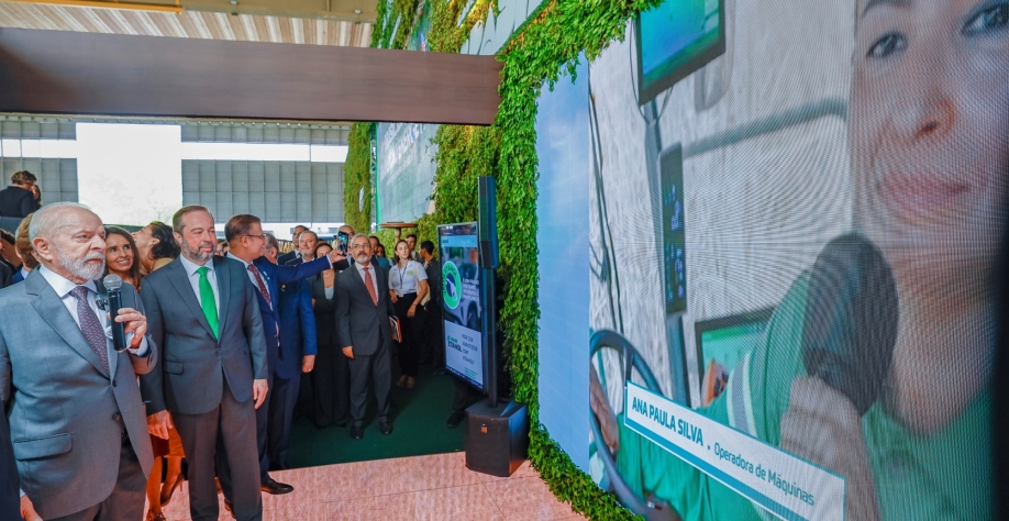 O presidente Lula falando, em transmissão ao vivo, com a colaboradora da Delta Sucroenergia, Ana Paula da Silva Teixeira.