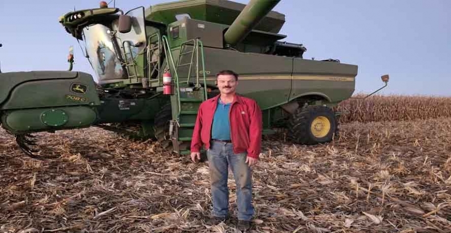 Produtor rural Jeff Fisher conseguiu elevar a produtividade do milho nesta safra, mas teve as margens apertadas pelo custo com fertilizantes — Foto: Nayara Figueiredo