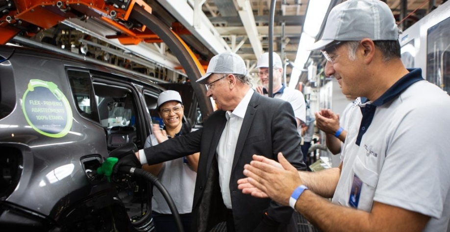 Abastecimento com etanol no polo da Stellantis em Goiana-PE. Divulgação: Stellantis