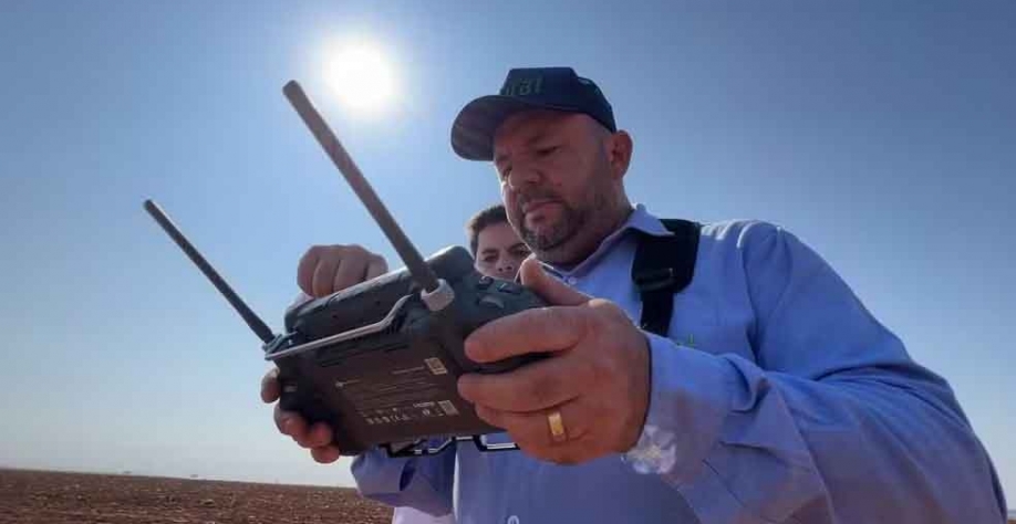 Alex é piloto de drone em uma propriedade rural de Sales (SP) — Foto: Reprodução/TV TEM