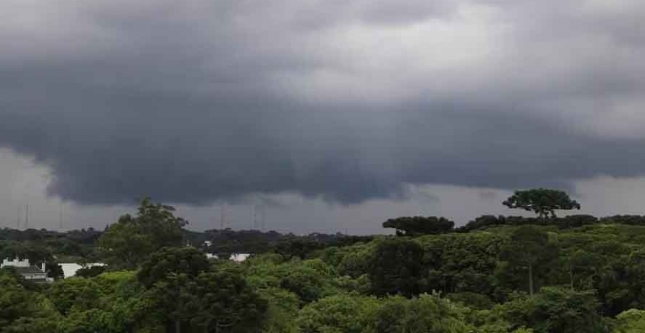 Inmet publicou um alerta laranja de perigo para tempestades nos três Estados da região Sul e parte de Mato Grosso do Sul — Foto: Gilson Abren/AEN