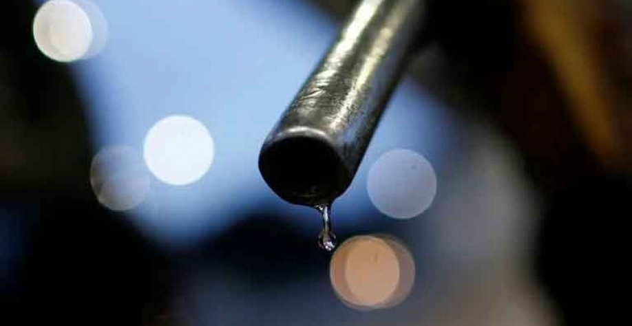 Pistola de gasolina em posto de combustíveis. Reuters