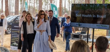 Rainha da Dinamarca conhece tecnologias para produção sustentável no Cerrado