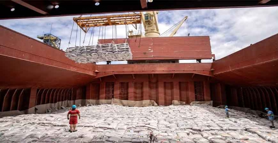 A maior parte da produção de açúcar segue comprometida com as exportações — Foto: Claudio Neves/Portos do Paraná