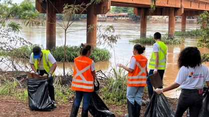 Tereos realiza ação de limpeza nas margens do rio Pardo em Guaíra