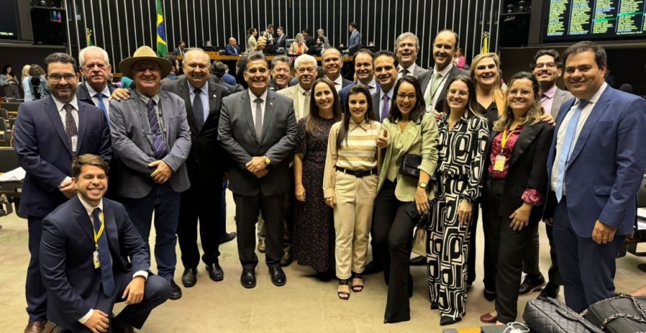 Representantes dos produtores de cana comemoram no Congresso a aprovação do PL