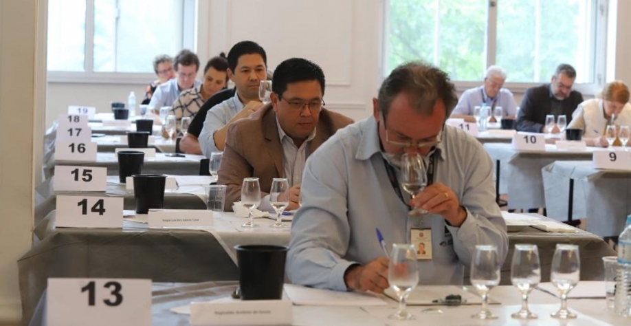 Está é a última fase das avaliações do 1º Concurso Estadual de Qualidade da Cachaça Paulista; resultado final será divulgado em dezembro