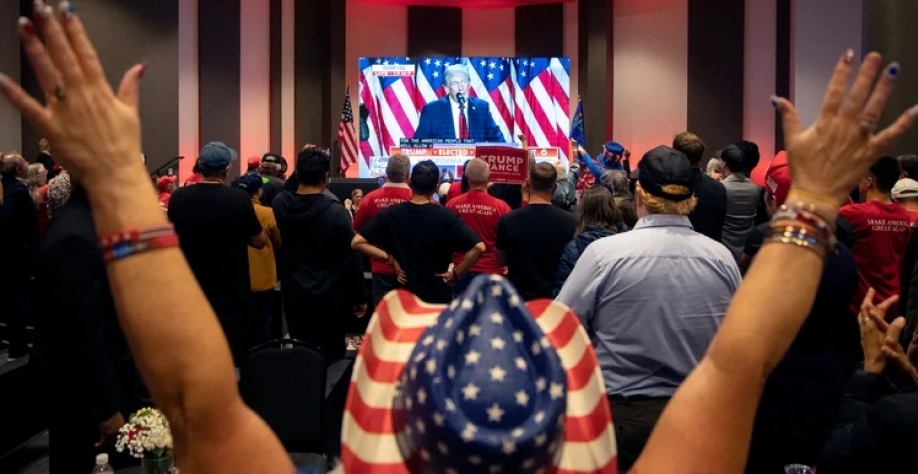 Republicana comemora vitória de Trump durante apuração das eleições americanas (AFP Photo)