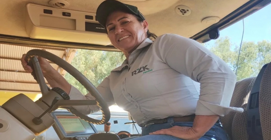 Marli Machado dirigindo uma Máquina Agrícola.