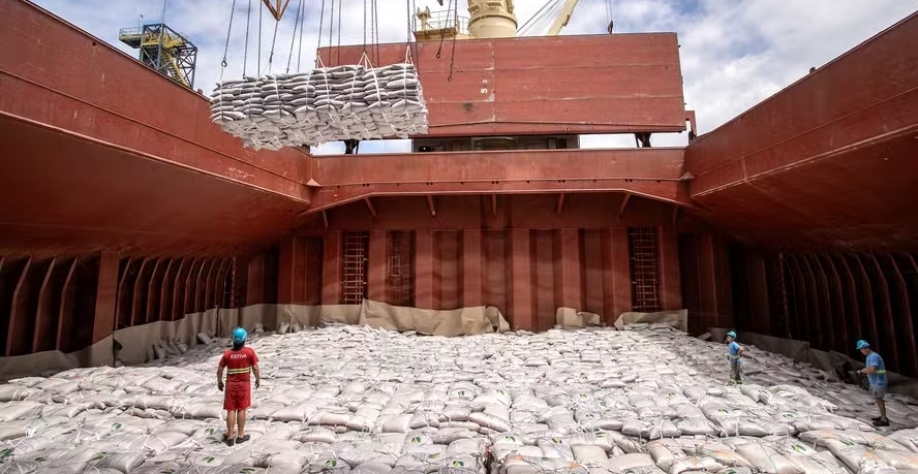 A maior parte da produção de açúcar segue comprometida com as exportações — Foto: Claudio Neves/Portos do Paraná