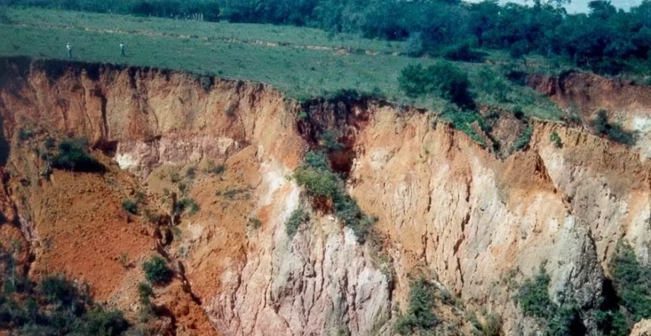 Solo degragado e erodido — Foto: Claudio Capeche / Embrapa