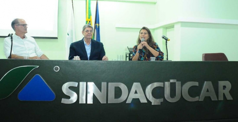 Renato Cunha (Sindaçúcar-PE), ladeado por Frederico Petribu (Usina São José) e pela Secretária Ana Luíza durante a reunião - Foto: Ricardo Fernandes/Folha de Pernambuco