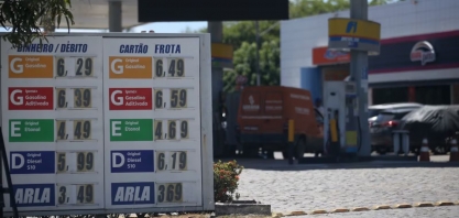 Mesmo sem reajuste da Petrobras, gasolina sobe nas bombas com impacto do dólar