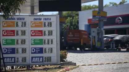 Mesmo sem reajuste da Petrobras, gasolina sobe nas bombas com impacto do dólar